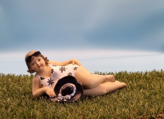 Frau im Badeanzug mit Hut