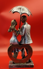 Zierfigur mit Schirm sitzend Poly