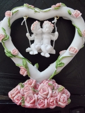 Süße Engel auf Schaukel