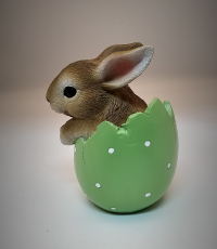 Hase im Ei aus Poly, grün