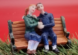 Miniatur Figur auf Bank