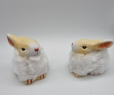 2 Hasen/ Häschen/ Kanninchen aus Ton mit Fell aus Kunstfaser zur Deko